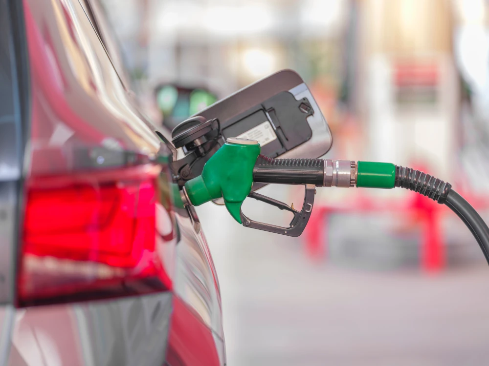 Bico de abastecimento e referência visual de etanol e gasolina na bomba